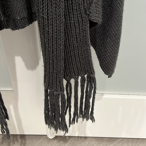 HENDI Fringed Sweater jacket. Tie close or wear open. Size S/M. - Picture 3 of 4